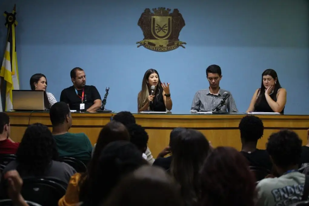 Coordenadoria da Juventude de Volta Redonda lança revista com principais projetos