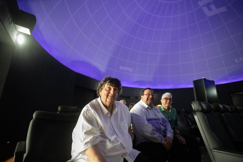 Prefeito Neto acompanha primeiros testes do Planetário de Volta Redonda