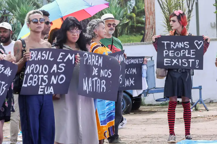Brasília (DF) 29/01/2025 – A Rede Trans Brasil, Estruturação - Grupo LGBT+ de Brasília promove ato na fre nte da embaixada amaricana em Solidariedade à População LGBT+ dos EUA
Foto: Antonio Cruz/Agência Brasil