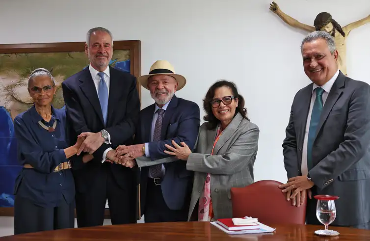 José Cruz/Agência Brasil Brasília (DF), 21/01/2025 - O presidente da República Luiz Inácio Lula da Silva juntamente com a ministra do meio ambiente Marina Silva e o ministro da Casa Civil Rui Costa, durante reunião para tratar sobre questões ambientais e definir o presidente da COP30, André Corrêa do Lago. Foto: José Cruz/Agência Brasil
