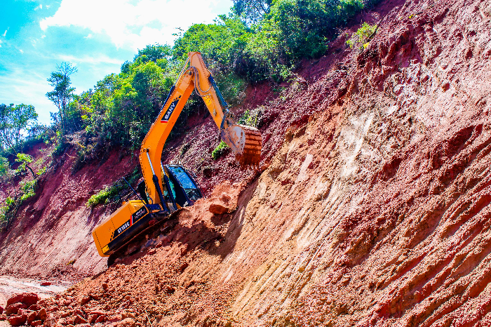 PREFEITURA DE RESENDE E DER REALIZAM TRABALHO DE DESOBSTRUÇÃO NA RJ-151, NO TRECHO ENTRE CAMPO ALEGRE E RIO PRETO