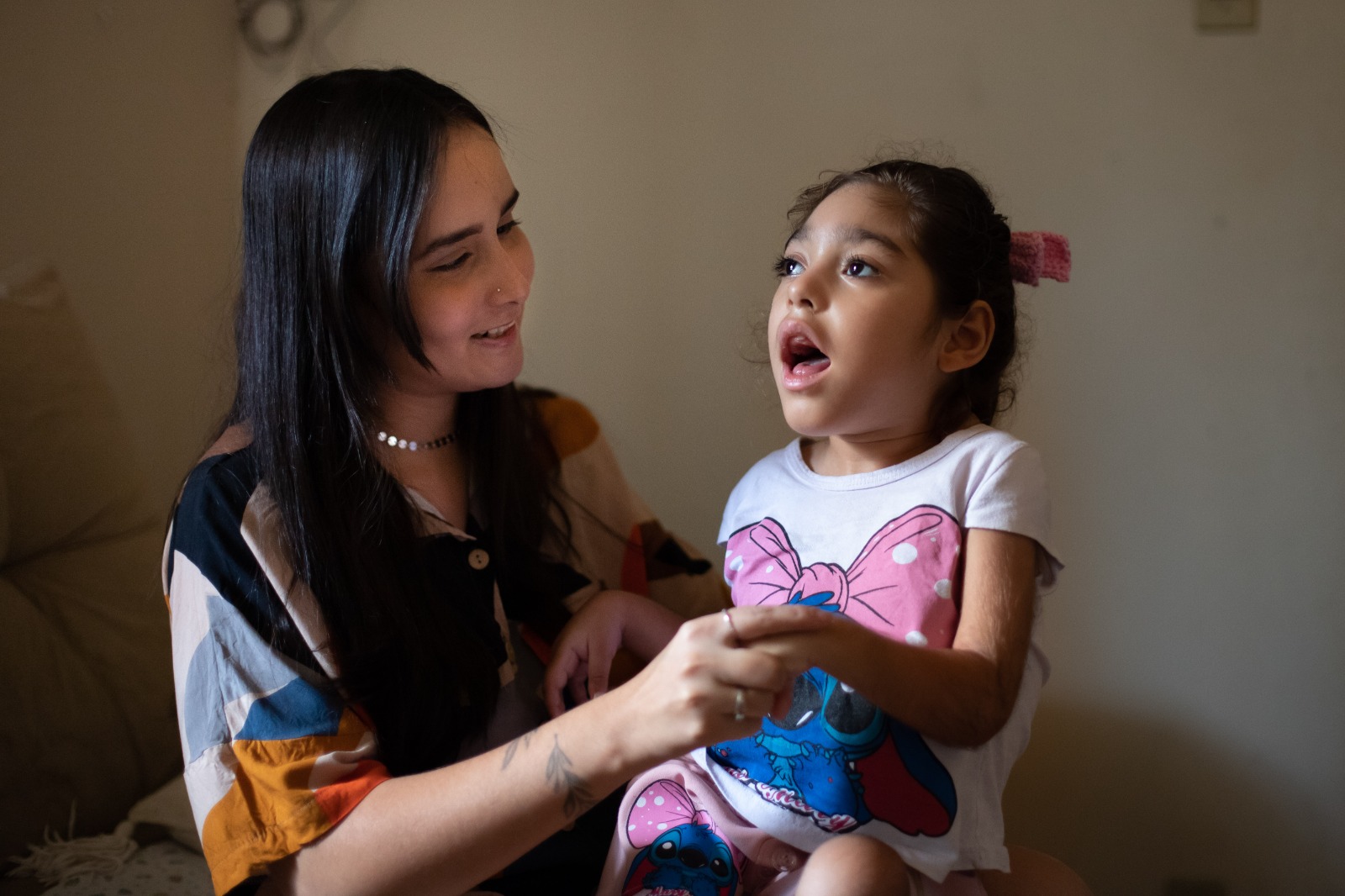 Mãe de menina com paralisia cerebral cita evolução no tratamento com projeto da Prefeitura de Volta Redonda