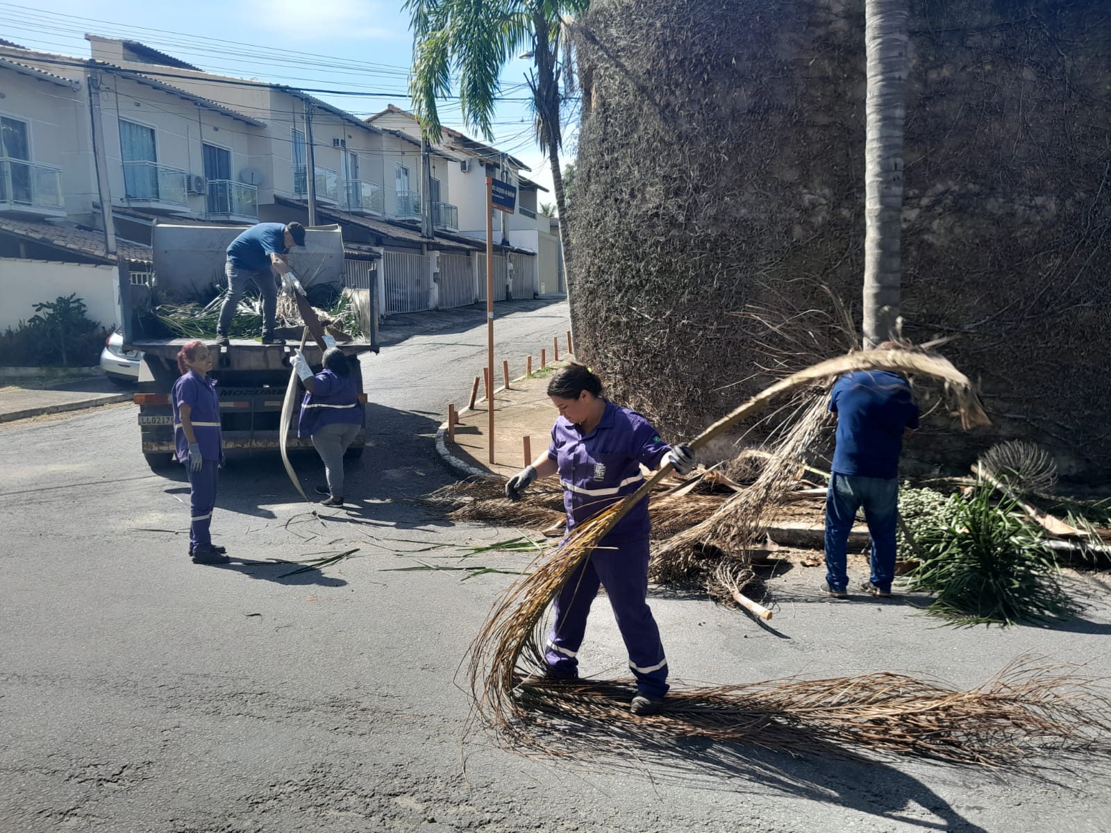 Mutirao de servicos nas vias e realizado no bairro Santa