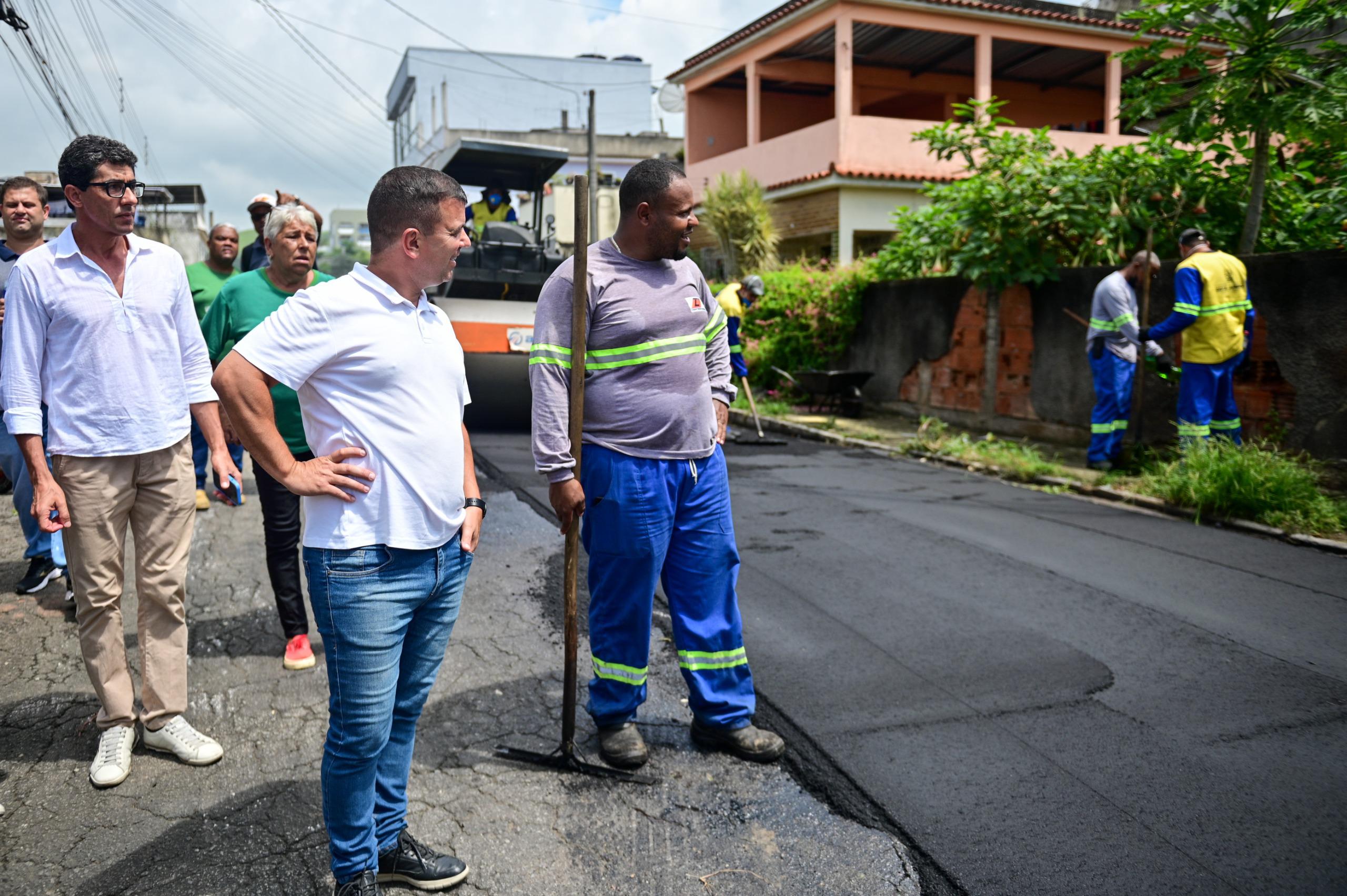 Prefeito Furlani acompanha servico de pavimentacao no bairro Vista Alegre