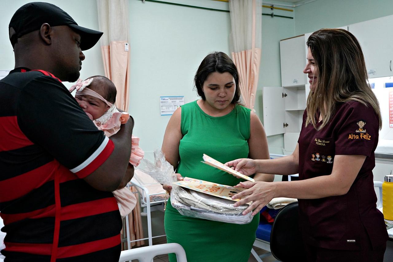 Hospital São João Batista, em Volta Redonda, entrega kit do ‘Alta Feliz’ para primeiros bebês de 2025