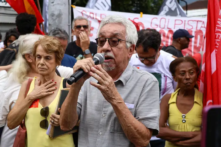 Tomaz Silva/Agência Brasil Rio de Janeiro (RJ), 11/01/2025 – O jornalista, ex-preso politico, Álvaro Caldas, durante ato que pede o tombamento do quartel da Polícia do Exército, na Tijuca, usado para tortura e morte durante a ditadura militar. Foto: Tomaz Silva/Agência Brasil