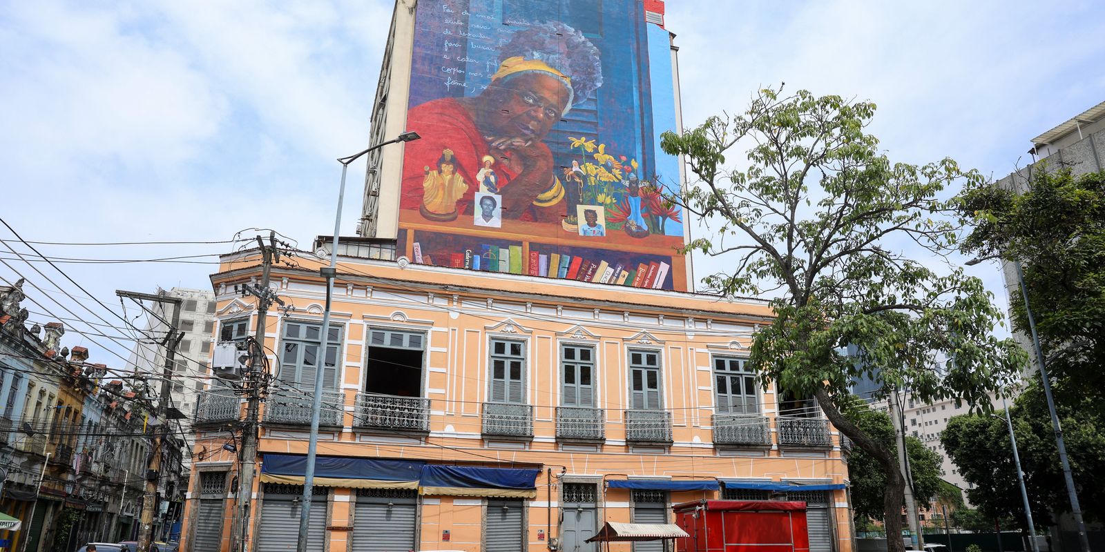 "Flores em vida": Mural gigante homenageia Conceição Evaristo no Rio