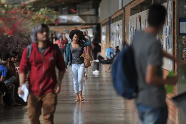 Marcello Casal jr/Agência Brasil UnB foi a primeira universidade federal a adotar sistema de cotas raciais
UnB reserva vagas para negros desde o vestibular de 2004
Percentual de negros com diploma cresceu quase quatro vezes desde 2000, segundo IBGE