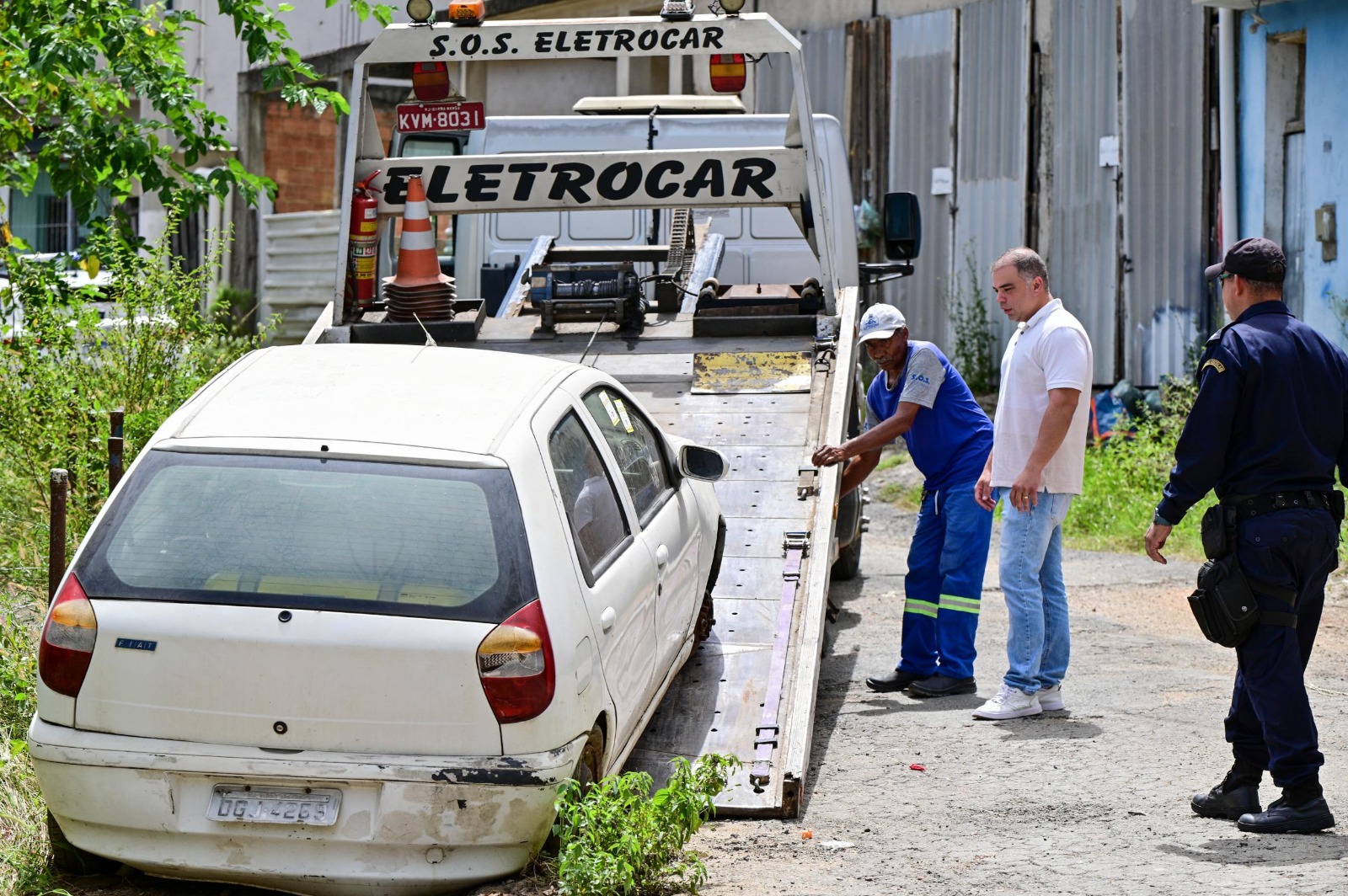 Barra Mansa intensifica trabalho de retirada de veiculos abandonados nas