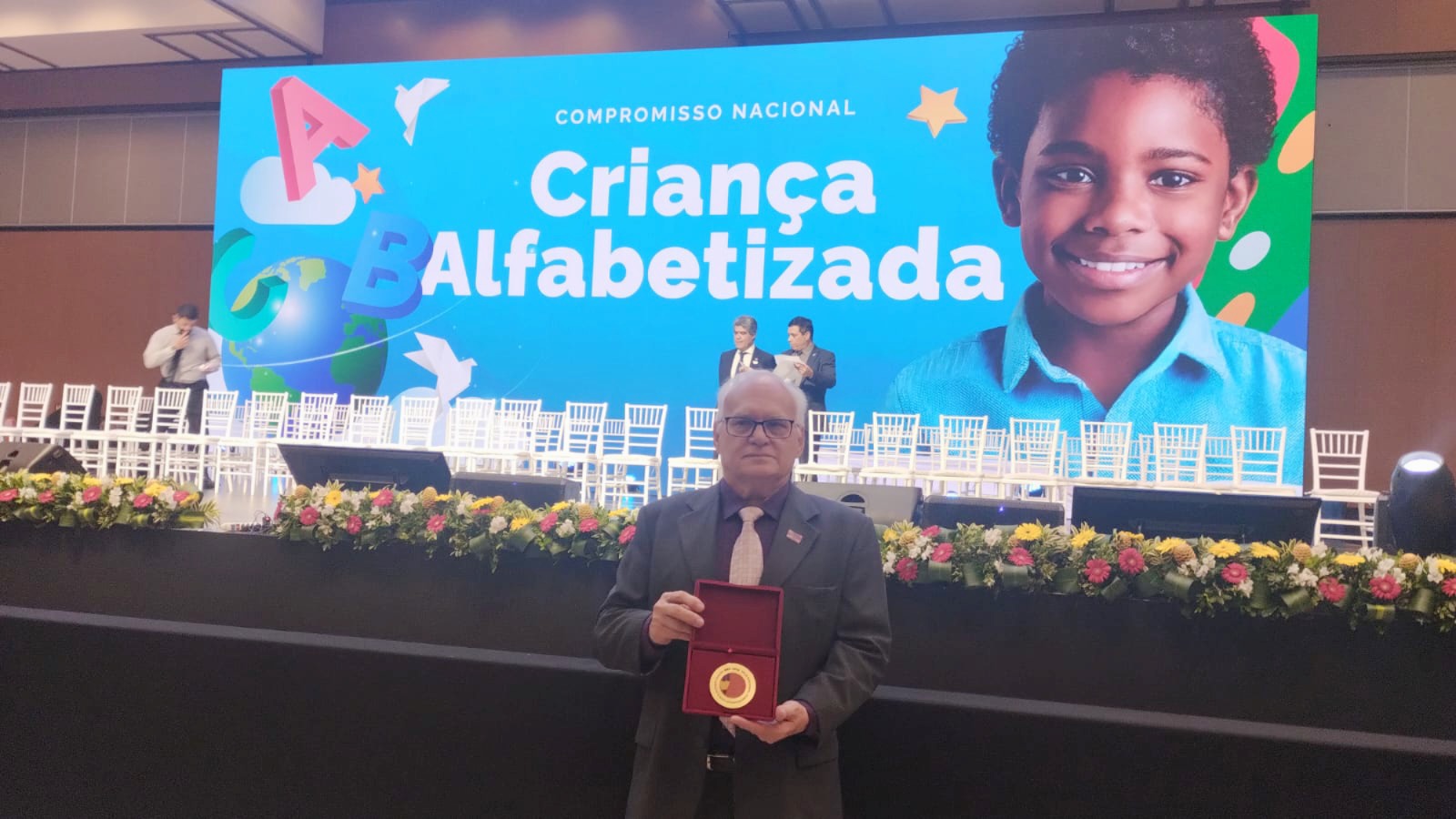 Educação de Volta Redonda recebe Prêmio Selo Nacional do Compromisso com a Alfabetização
