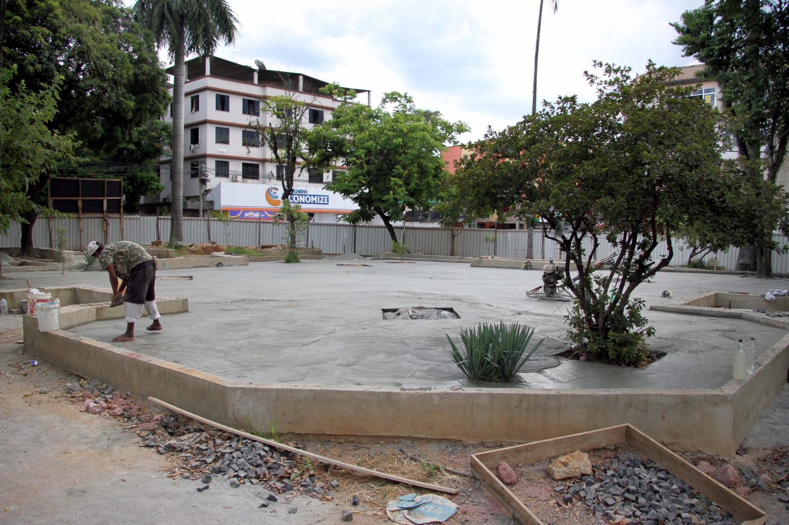 Obras da Praca das Nacoes Unidas avancam com concretagem e