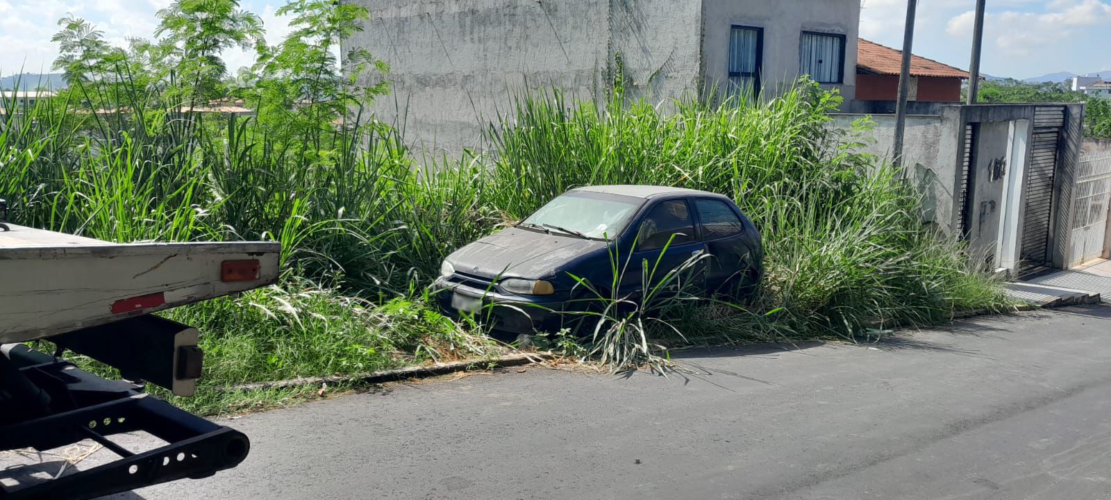 Ordem Publica de Barra Mansa recolhe veiculos abandonados que colocam