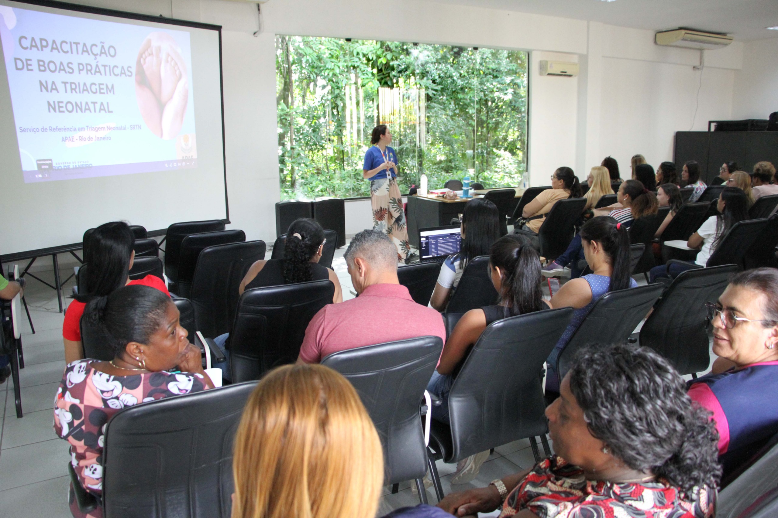 Profissionais de saude passam por capacitacao do teste do pezinho