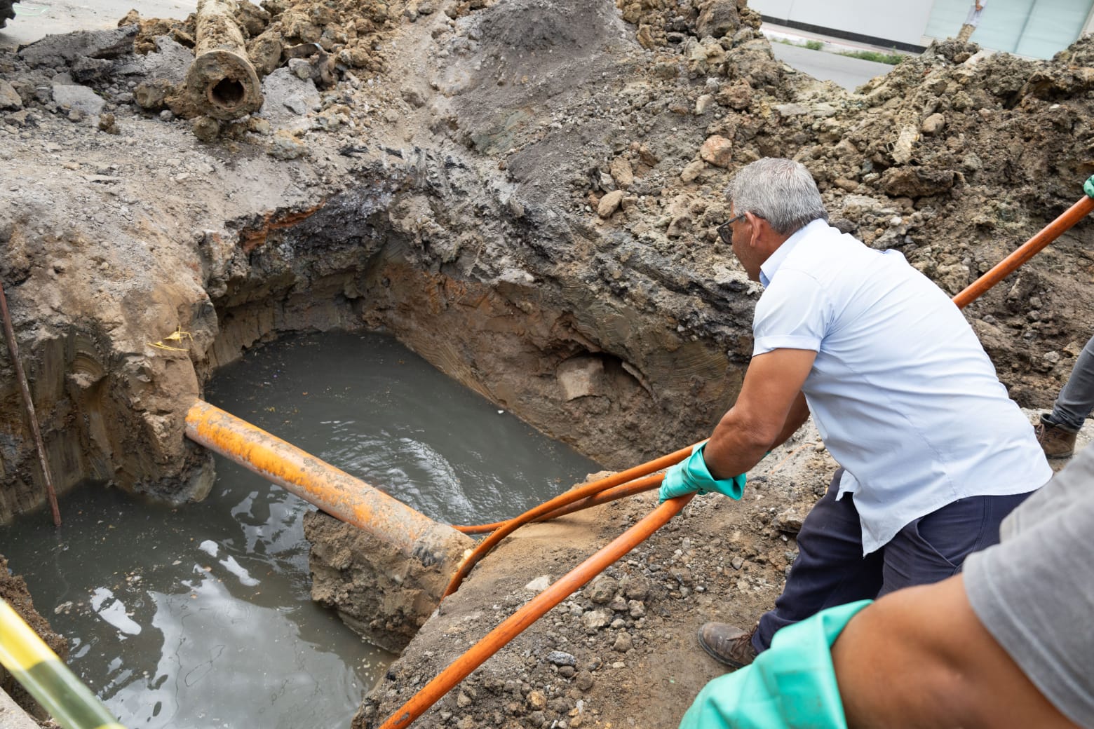 Saae de Volta Redonda troca rede de esgoto para beneficiar moradores e comerciantes do bairro Retiro