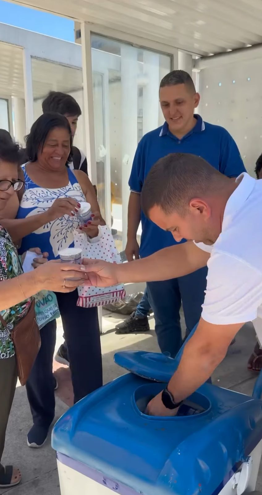 Saae BM distribui agua potavel em pontos de onibus durante onda