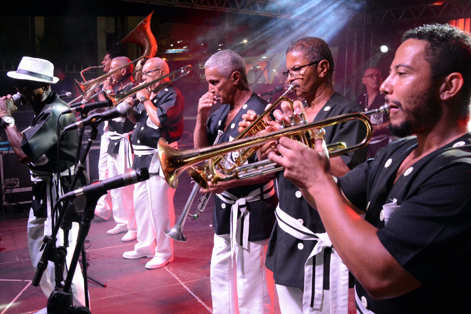 Centenario ‘Cordao do Bola Preta anima folioes com tradicionais marchinhas