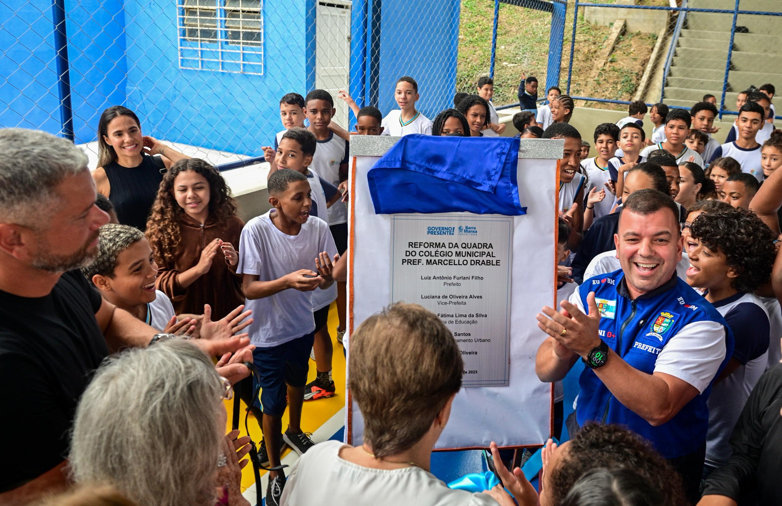 Furlani inaugura a reforma da quadra poliesportiva do Colegio Marcello