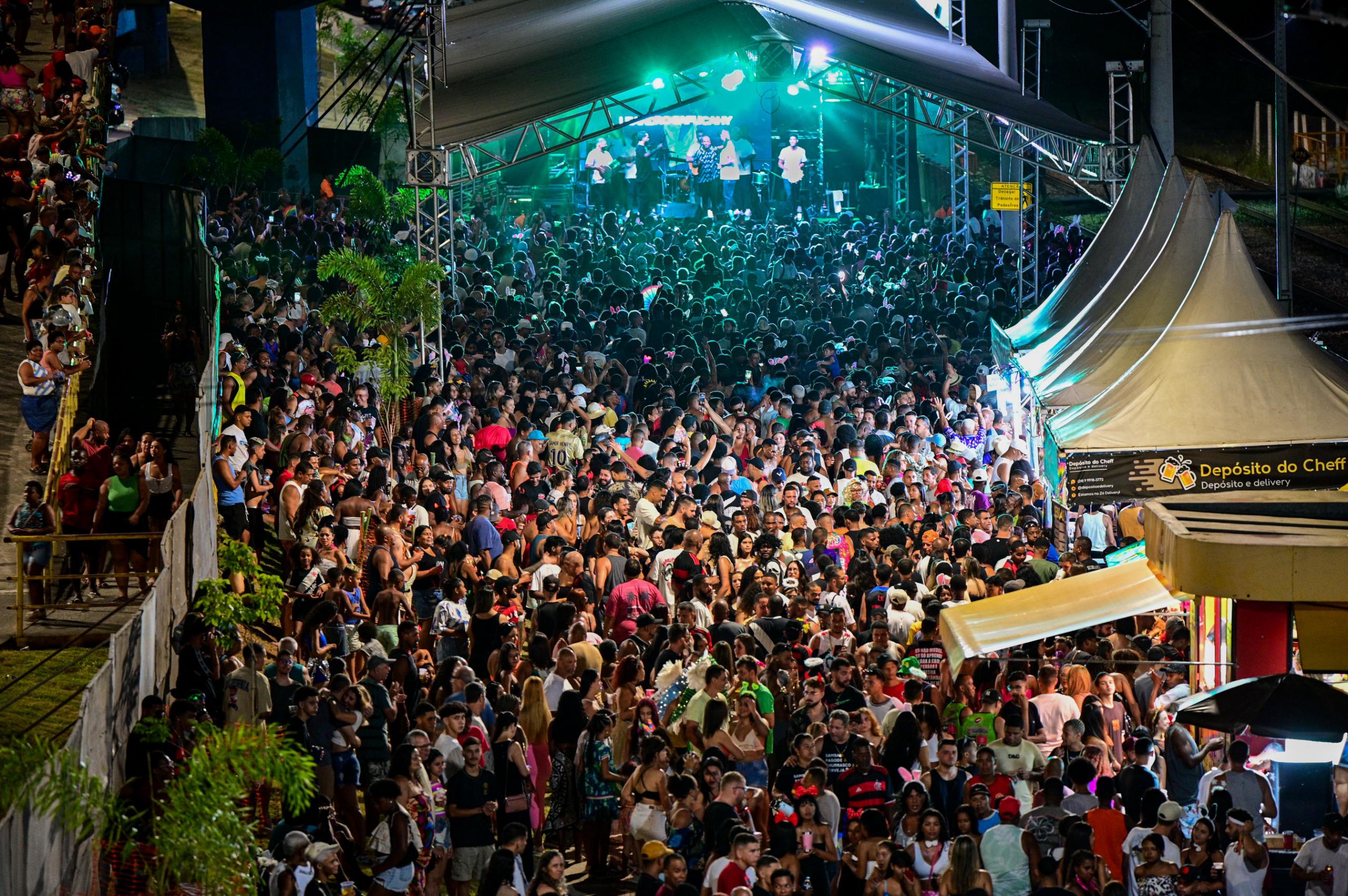 Leandro Sapucahy reune milhares de folioes no Carnaval de Barra