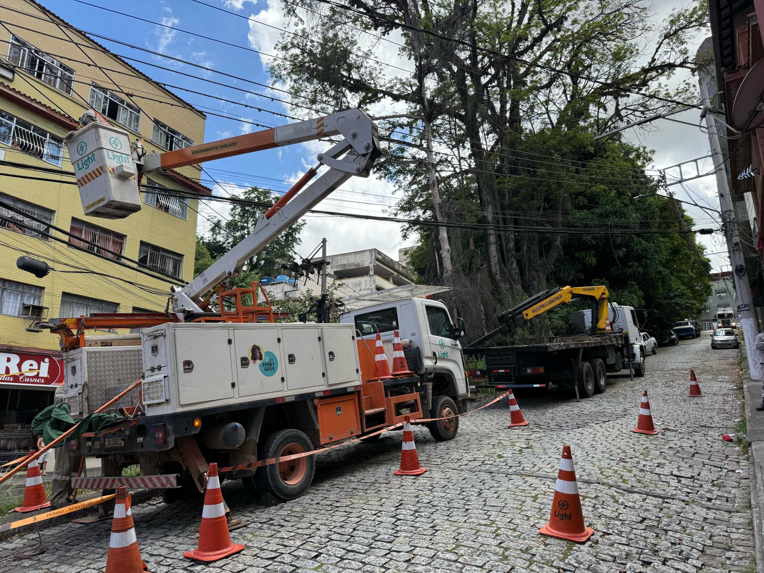 Prefeitura de Barra Mansa prossegue com corte de duas arvores