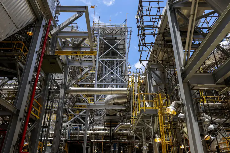 Ipojuca (PE) 01/11/2024 – A unidade U-93 de abatimento de emissões de gases SNOX da Refinaria Abreu e Lima (RNEST), da Petrobras, transforma óxido de enxofre e óxido de nitrogênio em ácido sulfúrico, a ser comercializado. A estrutura será a primeira do tipo a funcionar nas Américas, terceira no mundo.  Foto: Fernando Frazão/Agência Brasil