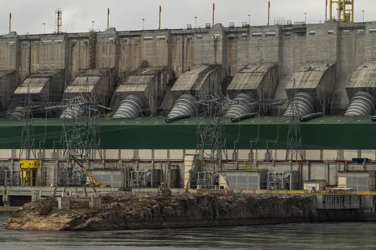 Joédson Alves/Agência Brasil Altamira (PA), 08/01/2025 - No dia 5 de maio de 2016, foi inaugurada a Usina Hidrelétrica (UHE) Belo Monte. Localizada no Rio Xingu, no Pará, sua capacidade instalada é de 11.233,1 MW, sendo reconhecida como a maior hidrelétrica 100% brasileira.
O empreendimento utiliza, em seu reservatório principal, uma tecnologia preservacionista conhecida como fio d’água, o monitoramento das estruturas, previsto no Plano, é um dos mais bem equipados do país. Dispondo de 1.976 instrumentos, de 12 diferentes tipos, realiza-se uma avaliação periódica ao desempenho das estruturas de concreto dos 28 diques que conformam o Reservatório Intermediário e das barragens de Pimental e Belo Monte.
Foto: Joédson Alves/Agência Brasil