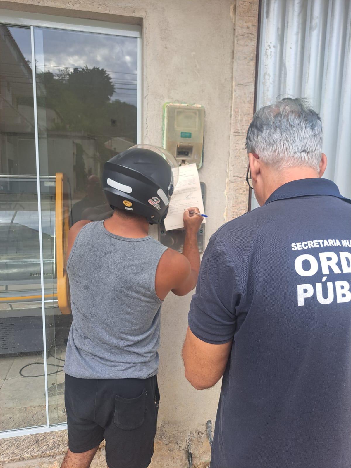 Homem flagrado por câmeras da Ordem Pública depredando carro é intimado a depor em Volta Redonda
