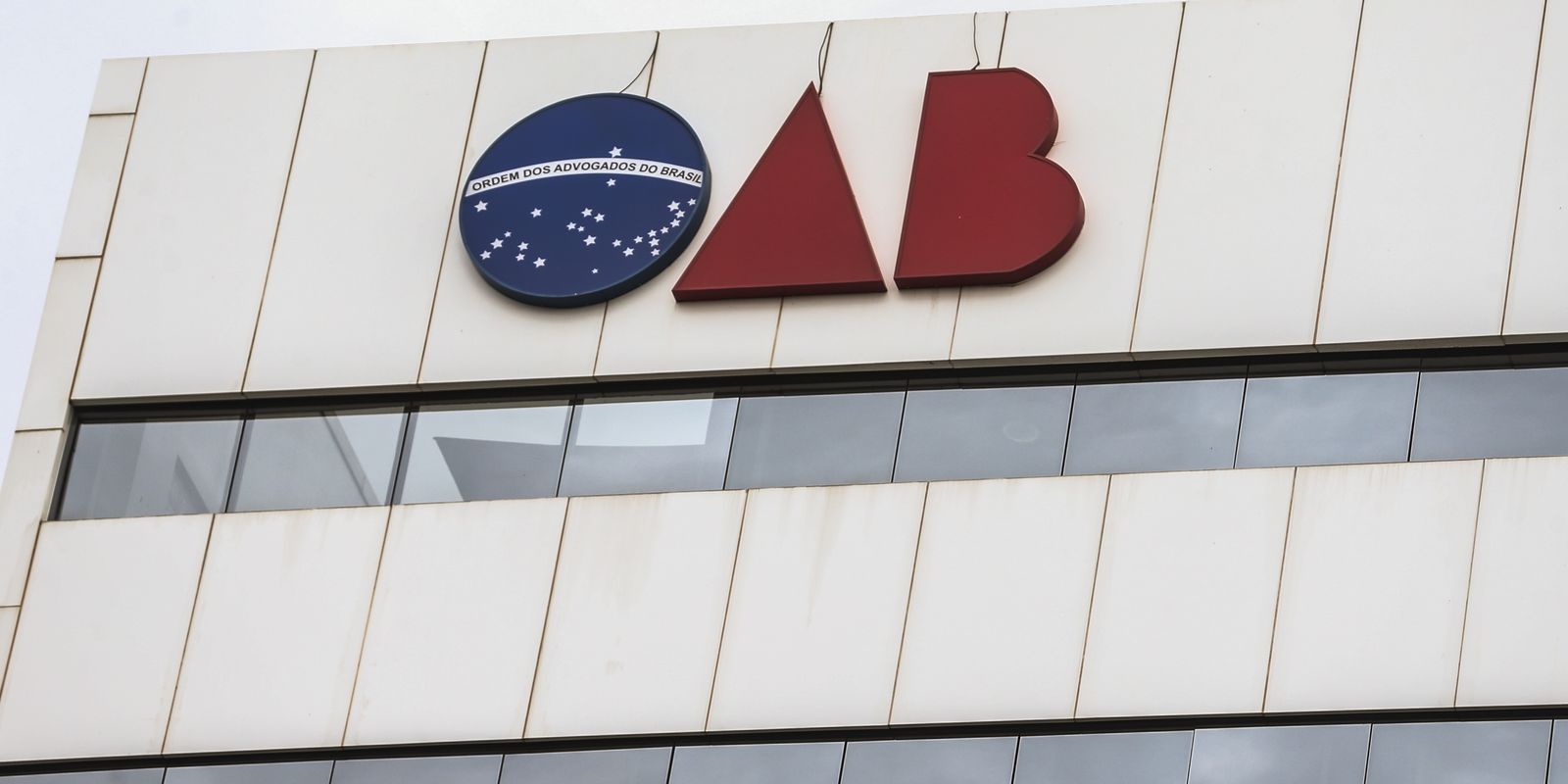 OAB-RJ pede a exclusão de advogado por ataques racistas contra juíza