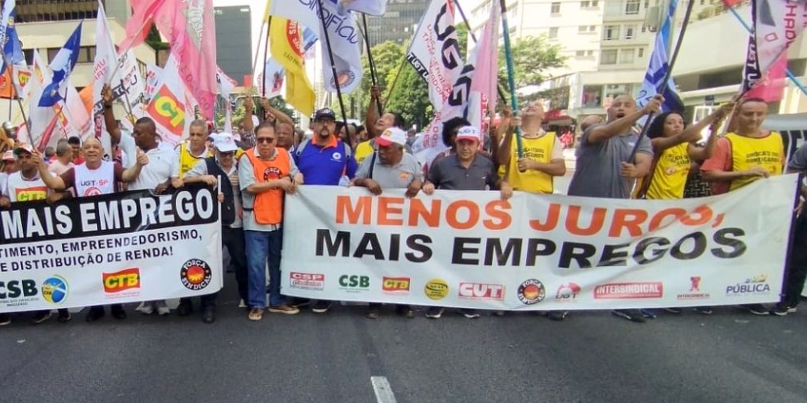 Centrais sindicais fazem protesto na Avenida Paulista contra Selic