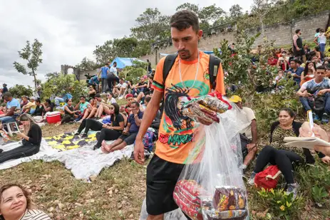 Brasília (DF),  18/04/2025.- Matheus Souza, fala com a reportagem da Agência Brasil, antes da cerimonia da Via sacra do Morro da Capelinha.
Foto: Antonio Cruz/Agência Brasil