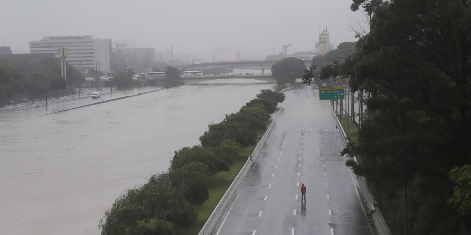 Fortes chuvas atingem São Paulo e alagam ruas