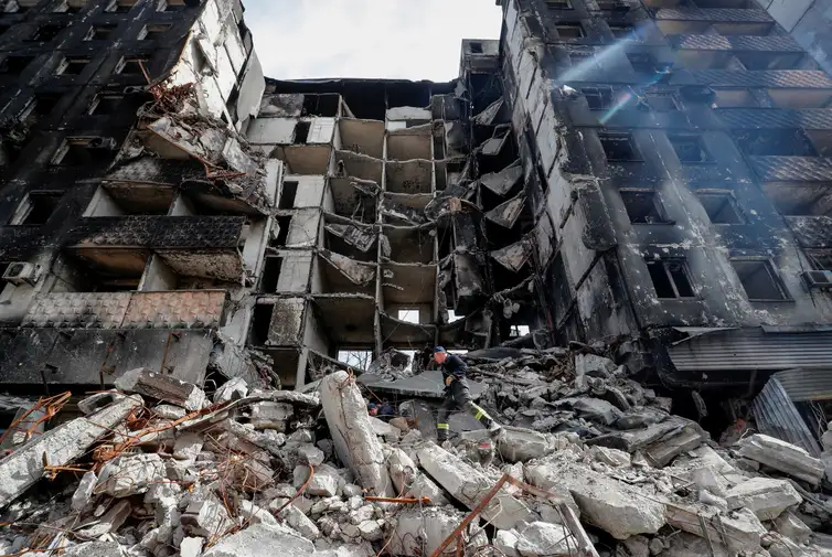Prédios destruídos em Mariupol, na Ucrânia