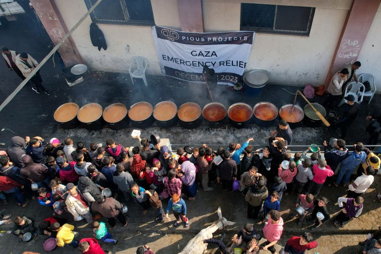 Palestina 17/12/2023. Palestinos se reúnem para receber comida preparada em cozinha beneficente, em Rafah. Fotos  REUTERS/Shadi Tabatibi