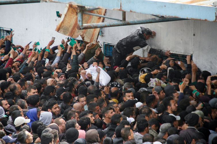 REUTERS/Mahmoud Issa Palestinos se reúnem para buscar ajuda na Cidade de Gaza
18/3/2024 Foto: REUTERS/Mahmoud Issa
