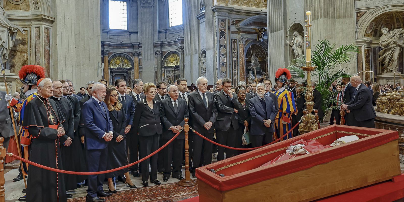 Lula presta homenagem ao papa Francisco em velório no Vaticano
