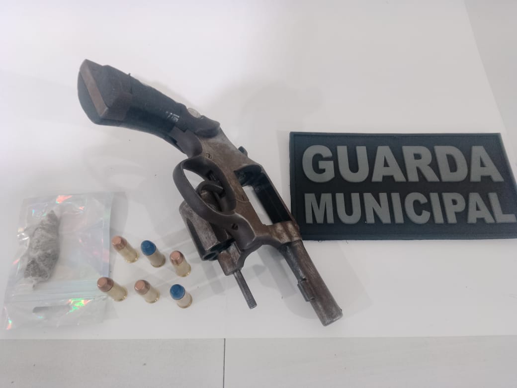 Guarda Municipal de Volta Redonda prende homem armado após denúncias de funcionários de colégio