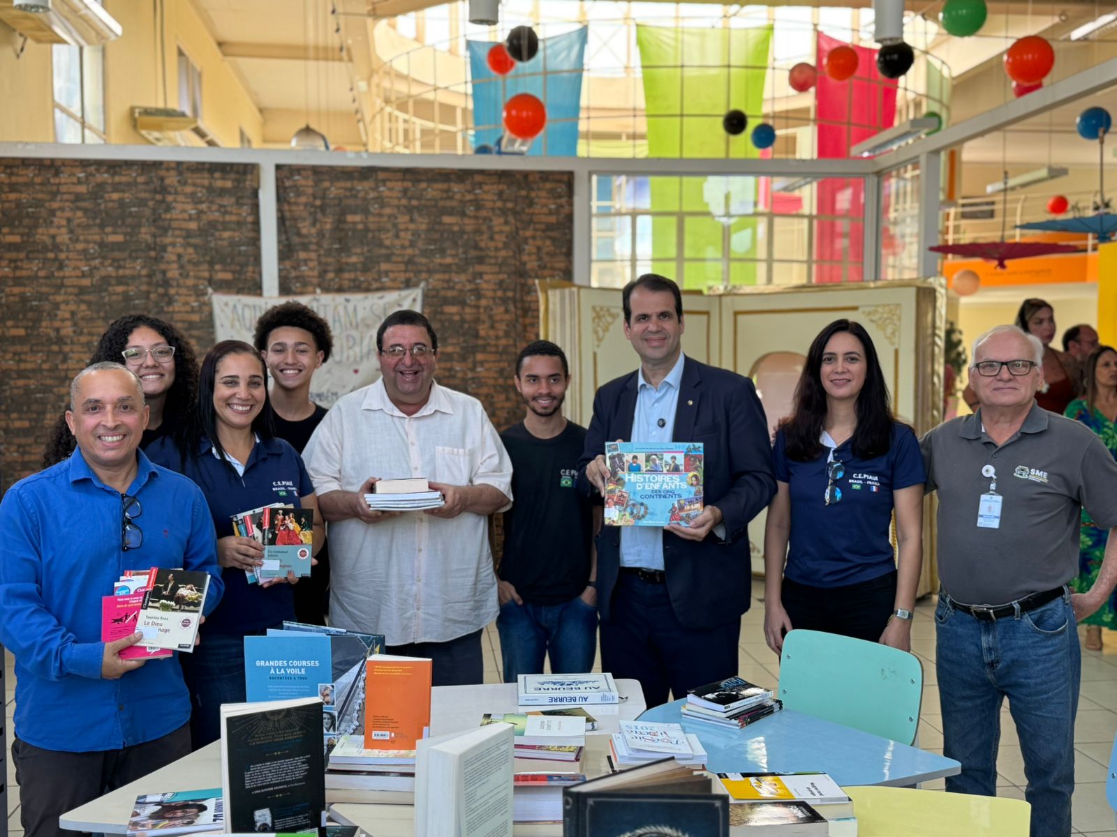 Prefeitura de Volta Redonda faz doação de livros em francês para Colégio Estadual Piauí Brasil-França