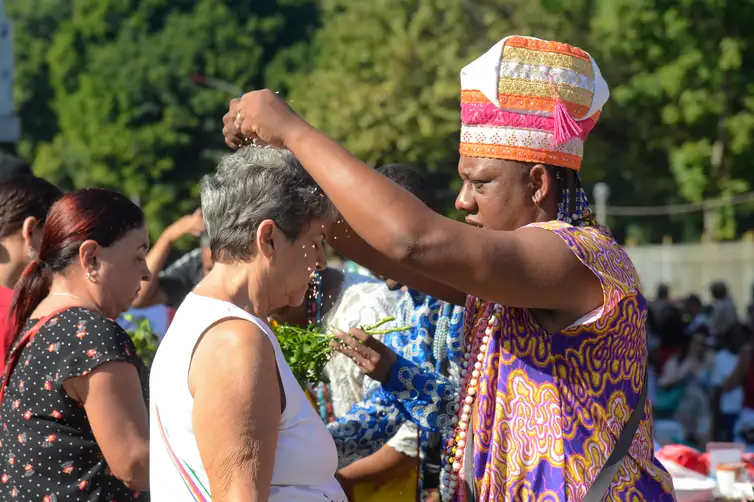 Rio de Janeiro (RJ), 23/04/2024 – Fiéis participam de celebração em homenagem ao Dia de São Jorge no centro do Rio de Janeiro. Foto: Tomaz Silva/Agência Brasil