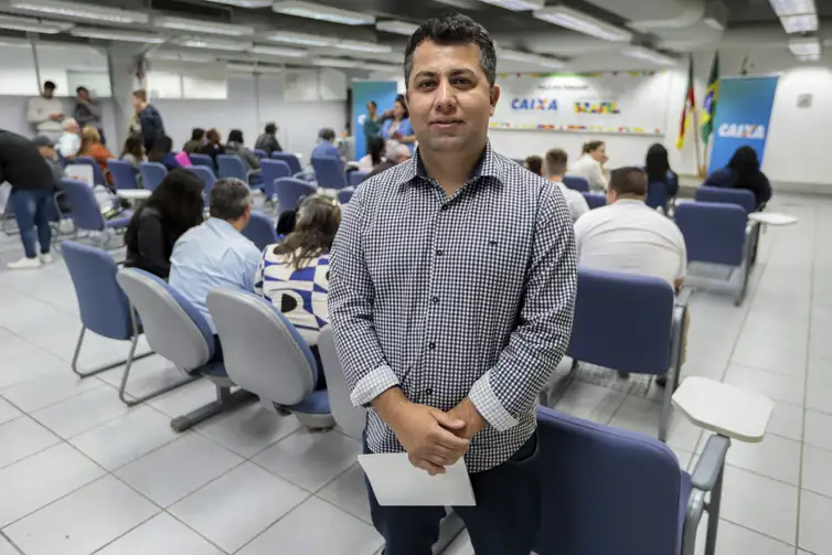 Joédson Alves/Agência Brasil Lajeado (RS), 28/04/2025 - Presidente da cooperativa camponesa, Caio Santana, participa assinatura de contratos, programa compra assistida e area rural.
Foto: Joédson Alves/Agência Brasil