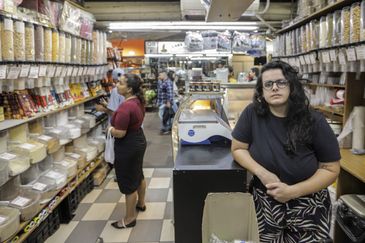 Joédson Alves/Agência Brasil Porto Alegre (RS), 26/04/2025 – A comerciante, Carolina Kader, fala com a reportagem da agência Brasil, em sua loja no mercado munipal.
A um ano o estado foi atingido por temporais que afetou mais de 400 municípios gaúchos, tiveram bairros inteiros alagados. A ,maior tragédia climática da história, deixou pelo menos 147 mortos e afetou mais de 2,1 milhões de pessoas.
Foto: Joédson Alves/Agência Brasil