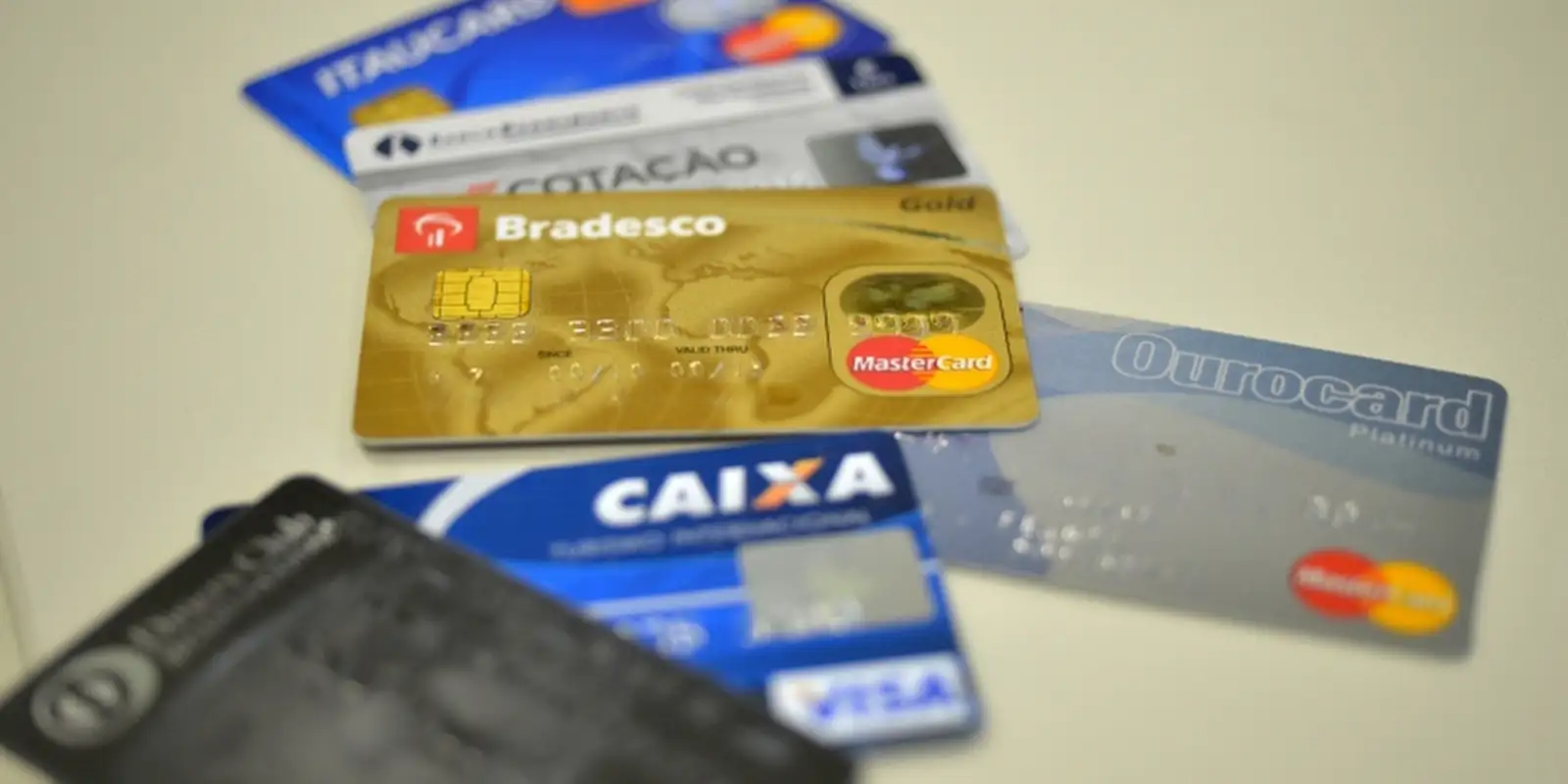 Juros do cartão de crédito rotativo avançam e chegam a 445% ao ano