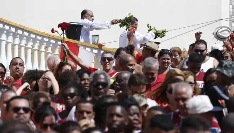 Rio de Janeiro - Durante os festejos de São Jorge em Quintino, na zona norte, na sede da paróquia dedicada ao santo, fiéis se reúnem para missas e procissões. 