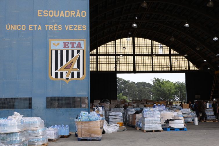 Rovena Rosa/Agência Brasil São Paulo (SP), 24/05/2024 - Doações para o Rio Grande do Sul armazenadas no hangar da Base Aérea de São Paulo. Foto: Rovena Rosa/Agência Brasil
