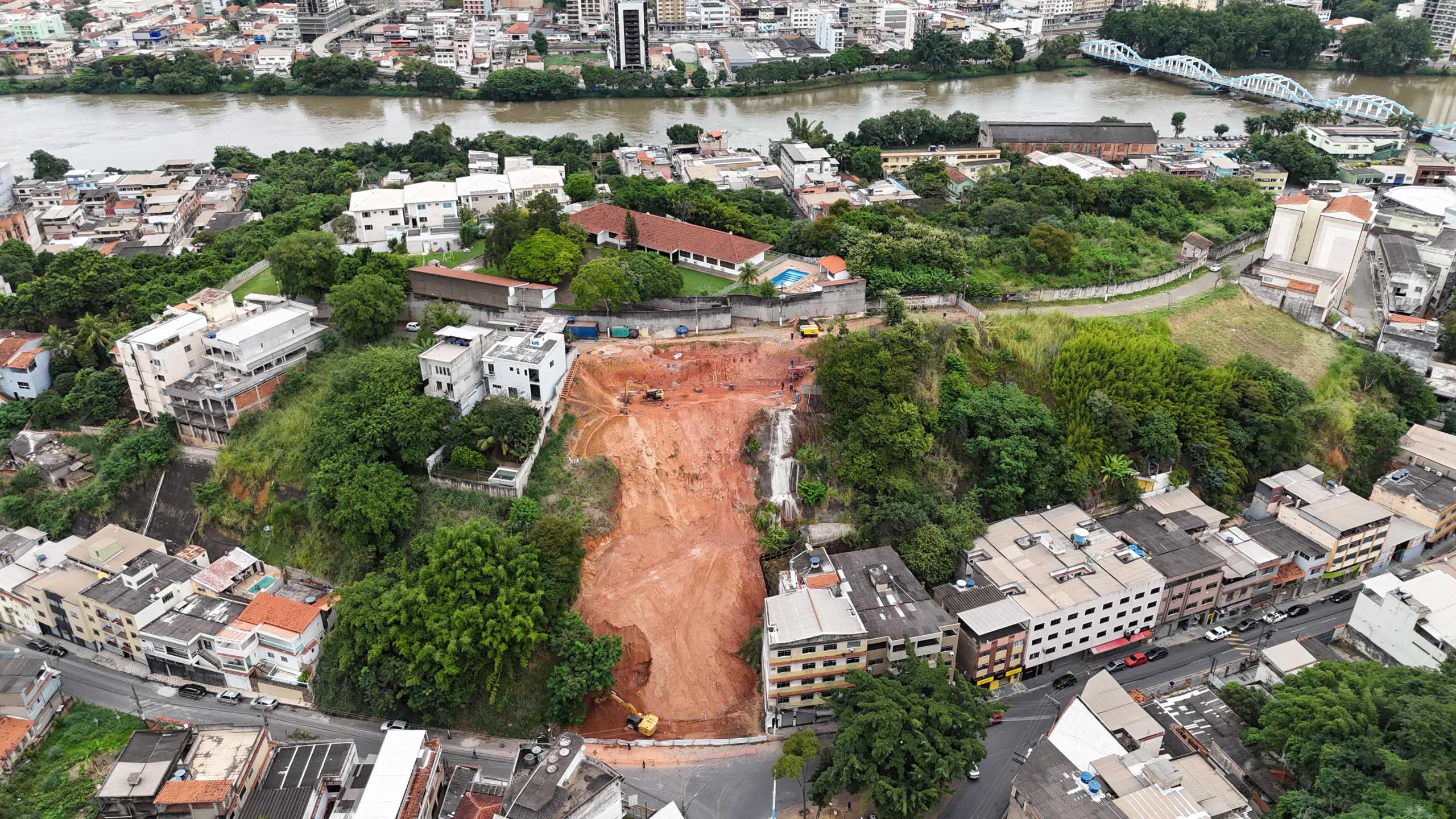 Furlani monitora obras de contencao no bairro Ano Bom –