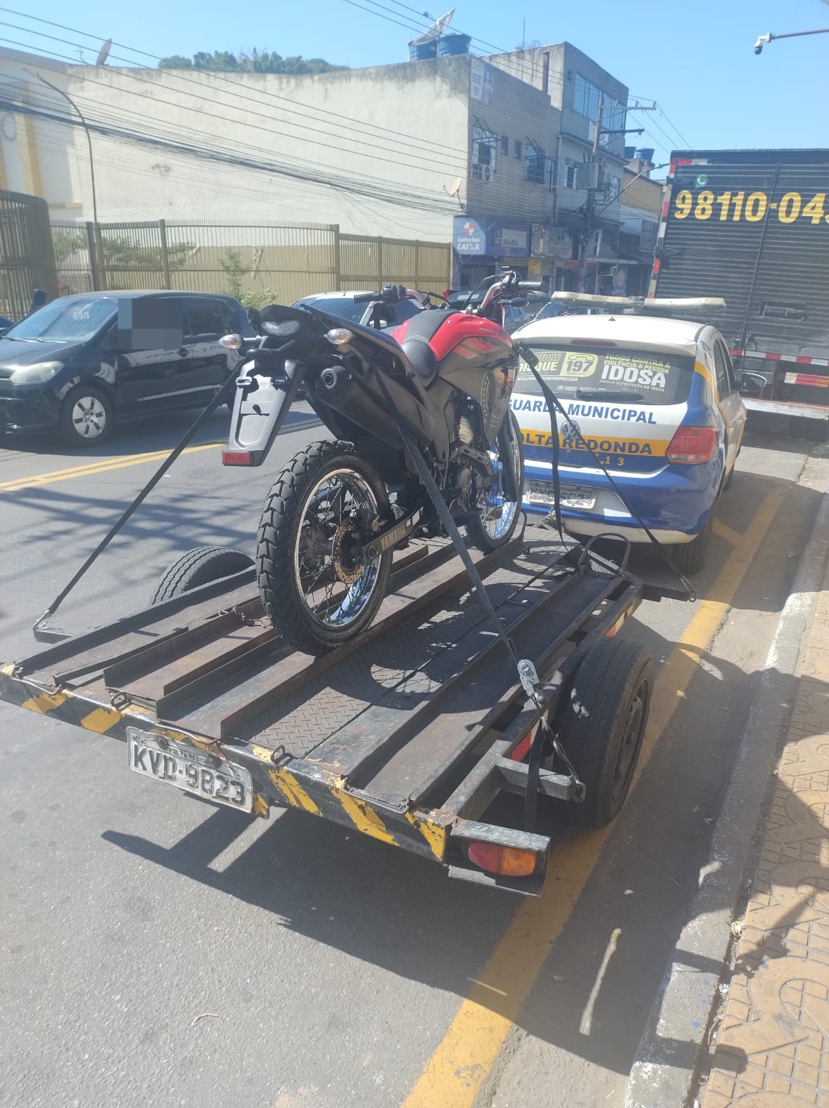 Patrulha Escolar de Volta Redonda flagra dupla em moto sem placa e remove veículo ao depósito público
