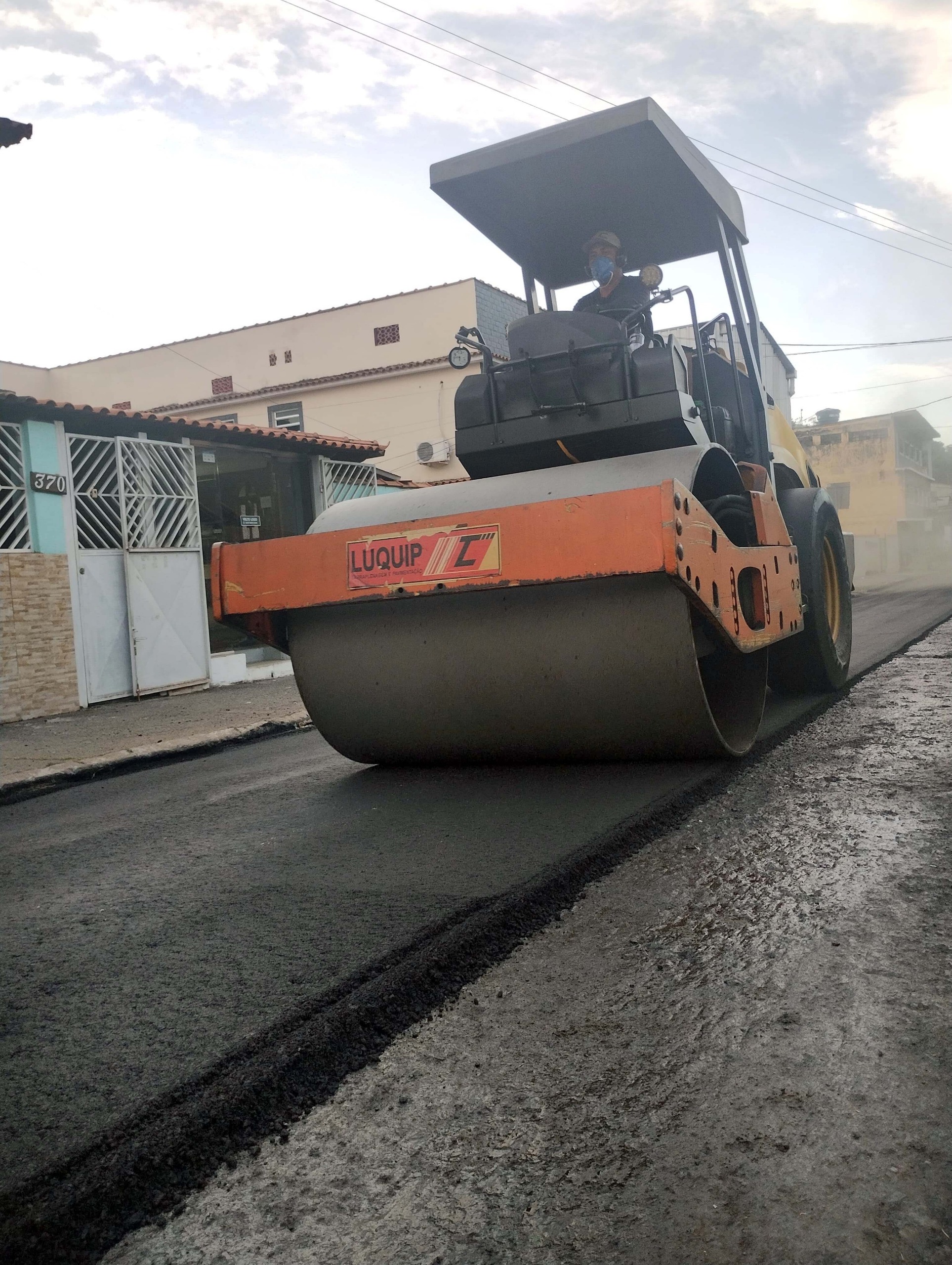 Prefeitura de Barra Mansa avanca com asfaltamento no bairro Goiabal