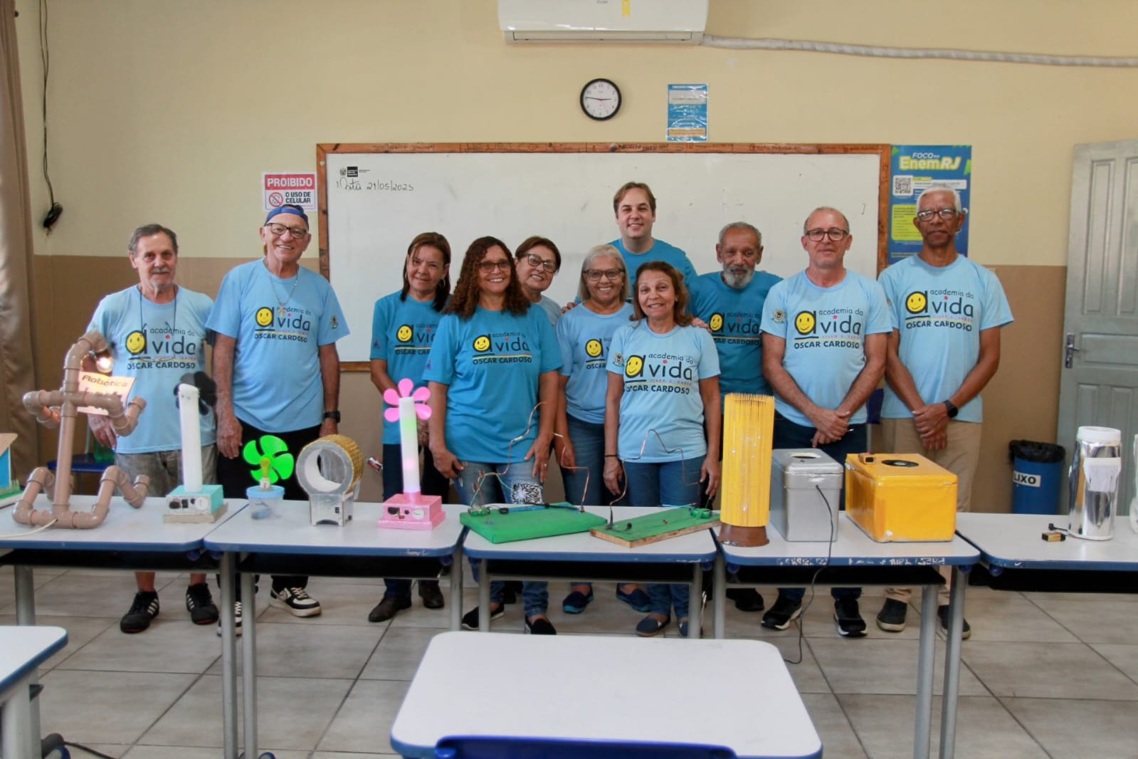 Aulas de Robótica da Academia da Vida estimulam criatividade e reciclagem na Melhor Idade de Volta Redonda