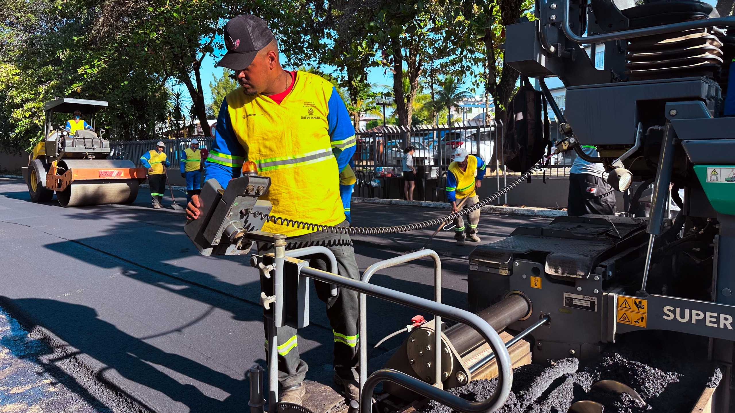 Trabalho de pavimentacao beneficia a Rua Sao Mateus no bairro