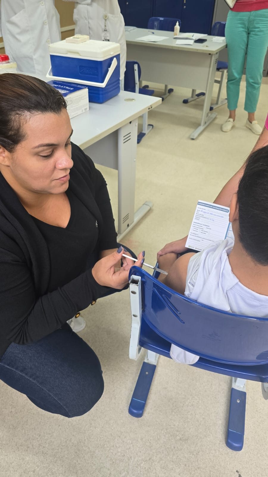 Saúde de Volta Redonda imuniza mais de 170 crianças e adolescentes em escolas da rede municipal