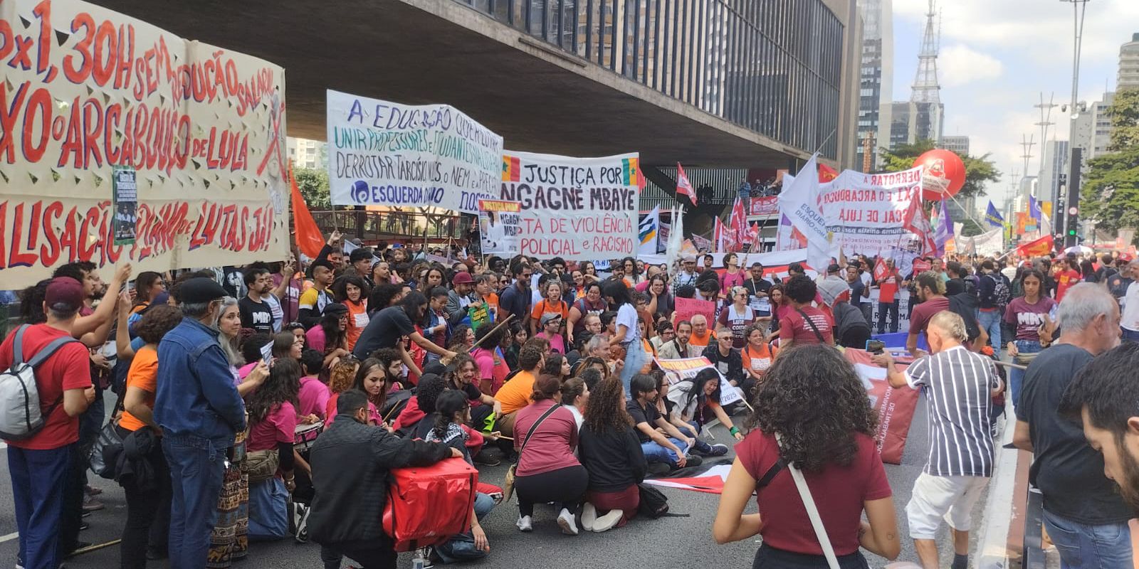 Movimentos sociais fazem ato "combativo" em SP pelo Dia do Trabalhador