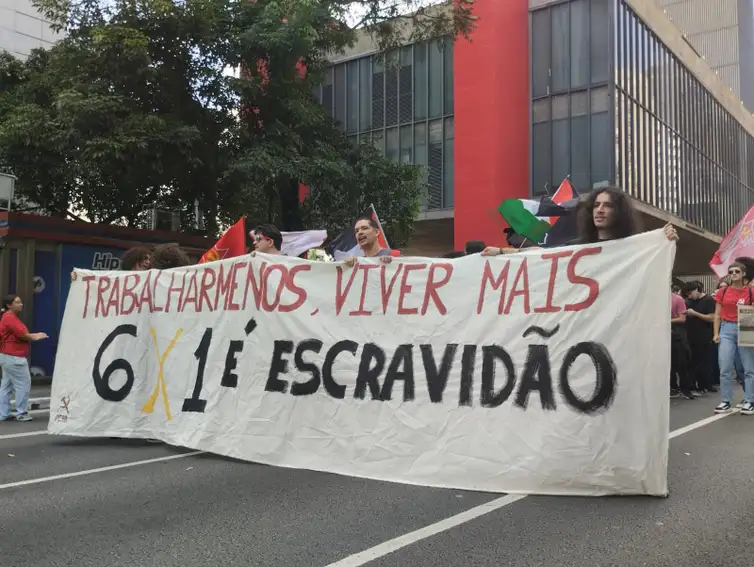São Paulo (SP), 01/05/2025 – Movimentos sociais como o Mulheres em Luta, Marielle Vive, Luta Popular e Movimento Nacional de Lutas do Campo e da Cidade e entidades como a Central Sindical e Popular Conlutas realizam um dos atos organizados na capital paulista para marcar o Dia dos Trabalhadores e Trabalhadoras. Foto: Letycia Bond/Agência Brasil